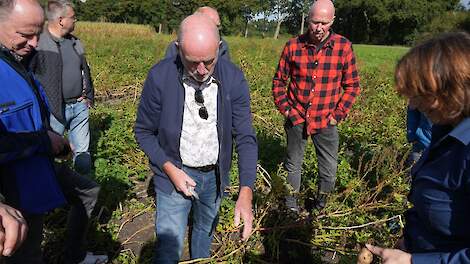 Geert Elzes (helemaal links op de foto), Klaas Wijnholds (midden), Menno Schuiringa (zwart-rood shirt) en Geertje Enting (rechts)  bespreken de bodemgezondheid en de bemesting in zetmeelaardappelen.