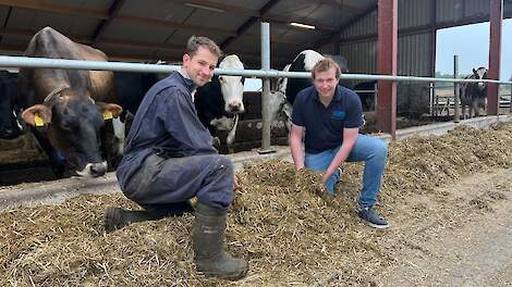 Christian Muilerman (l) en Gerrit Baan van Coops Mengvoeders bij de nieuwe potstal voor droge koeien.