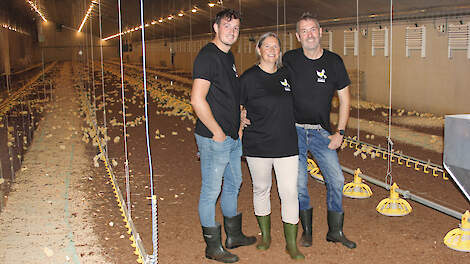 Bjorn, zijn moeder Annemieke en vader Hans Baetsen bouwden een nieuwe stal voor 28.000 1 ster Beter Leven-vleeskuikens in Kelpen-Oler (LB). Ze namen de stal eind december vorig jaar in gebruik nadat ze een bestaande stal sloopten.