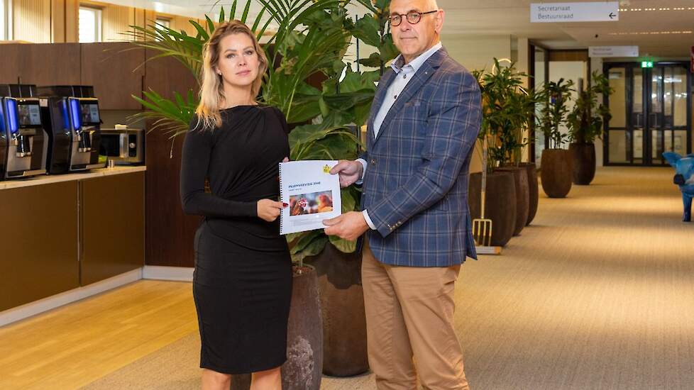 Voorzitter Kees de Jong van Avined heeft donderdag 2 oktober de Pluimveevisie 2040 aangeboden aan minister Wiersma van het ministerie van Landbouw, Visserij, Voedselzekerheid en Natuur (LVVN).