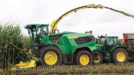 Tijdens een internationaal persevenement stelde John Deere zijn nieuwe hakselaars voor bij Loonbedrijf Vroege in Dalen (DR).