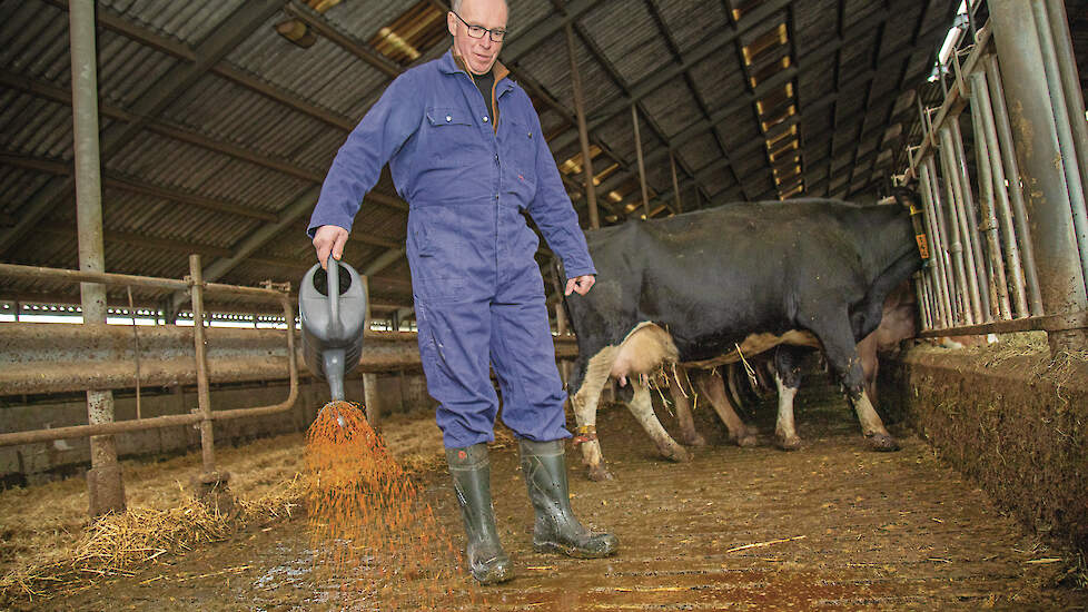 Marco Havermans (BBB) en Tanja van de Ven (CDA) zien dat de veehouderij wil innoveren, bijvoorbeeld met biologische mesttoevoegingen. Op de foto wordt dit toegepast.