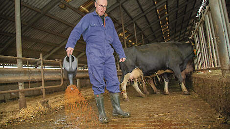 Marco Havermans (BBB) en Tanja van de Ven (CDA) zien dat de veehouderij wil innoveren, bijvoorbeeld met biologische mesttoevoegingen. Op de foto wordt dit toegepast.