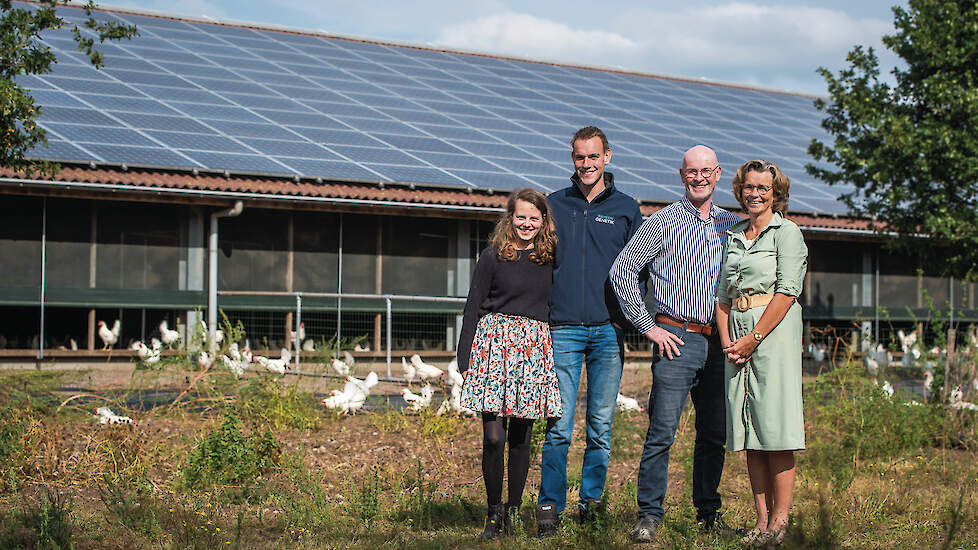 Nelleke, Allard, Jan en Klarien in de uitloop van hun grootste stal, waar plek is voor 12.000 bio-hennen.