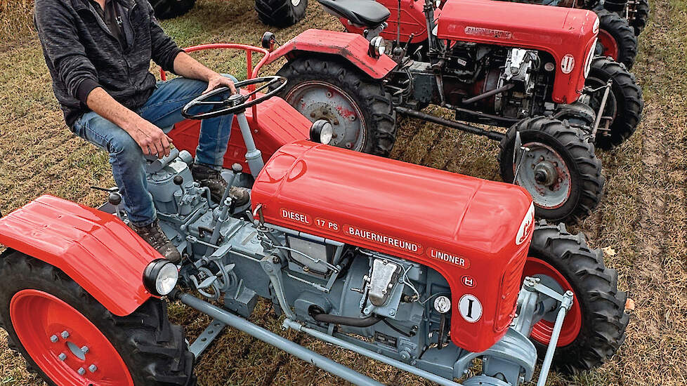 Om in Panningen op te vallen moet je met iets bijzonders komen, bijvoorbeeld met trekkers van een merk dat maar zelden op een oldtimerfestival te zien is. Vader John en zoon Dennis van der Zanden uit Deurne deden dat met een rijtje van vier Lindners