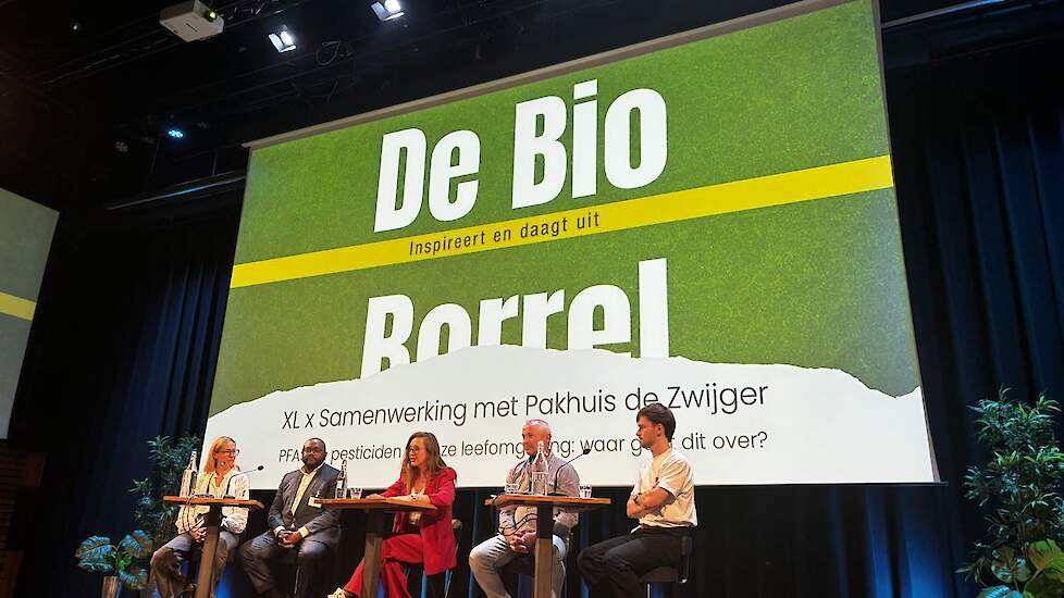 V.l.n.r.: Annelies den Boer (Stichting Gifvrij, Mpanzu Bamenga (D66), gespreksleider Josefien van Marlen, Arjen van Buuren (agro-ecologische boer) en Leon Zantinge (onderzoeksjournalist)