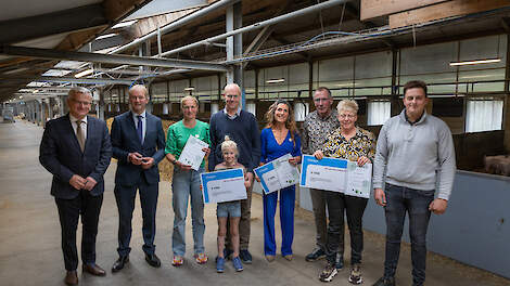 Vlnr: gedeputeerden Gert Harm ten Bolscher en Maurits von Martels met Nieske en Jeroen Neimeijer, Judith de Rijk, Henk en Alina Udink, Ruben Exterkate.