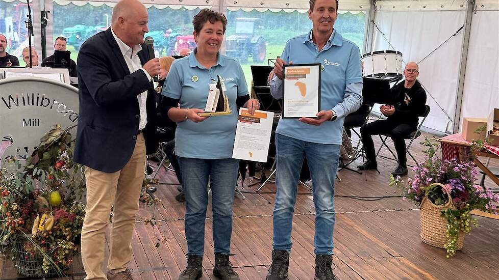 Gedeputeerde Marc Oudenhoven (links) reikte de pluim uit aan Monique van Loon en Hugo Bens.