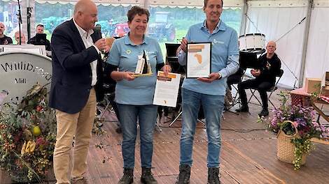 Gedeputeerde Marc Oudenhoven (links) reikte de pluim uit aan Monique van Loon en Hugo Bens.