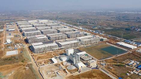 De nieuw gebouwde varkenshouderijmet meerdere verdiepingen van Muyuan Foods in Neixiang County in 2020.