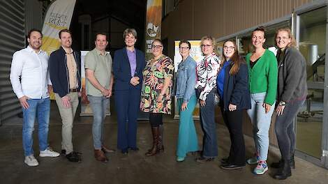 V.l.n.r.: Gert-Jan Nijhoff, Rick Nijhoff, Geert Lindenhols, gedeputeerde Willemien Meeuwissen, Nancy Vermeer, José Welhuis, Yvonne Oosterhuis, Sabine Zantinge, Suzanne Hessels & Cathy Aalbers