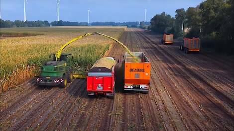 Efficiënt hakselen bij loonbedrijf Vroege uit Dalen ; Niet stoppen voor het wisselen van wagens