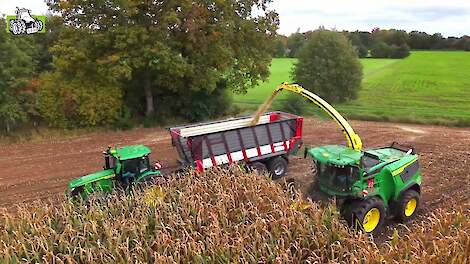 Demo John deere F9 500 en Krampe Radium 830 silagewagen in actie
