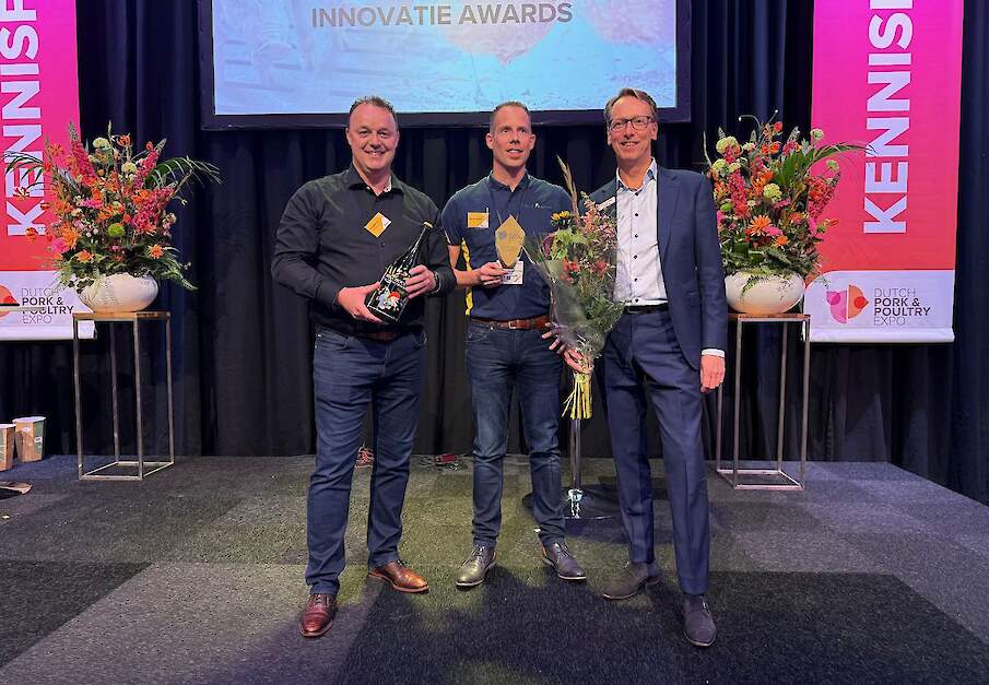 Links Koen Kelderman, commercieel directeur pluimvee, en midden Geert van den Berk, commercieel directeur varkens Agrifirm, nemen de pluimvee innovatieprijs in ontvangst
