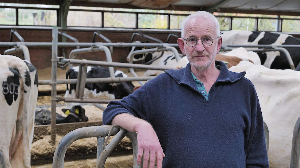 Samen met Johannes Veenstra runt Durk Oosterhof BioSúd, waar het kalf langer bij de moeder blijft.