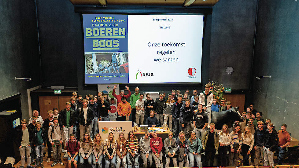Sprekers en aanwezigen in gesprek tijdens het symposium ‘Van boosheid naar nieuwe kansen’ bij Van Hall Larenstein.