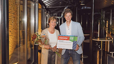 Els Mesu en haar zoon Niels van Kaasboerderij Schellach namen de eerste prijs in ontvangst.