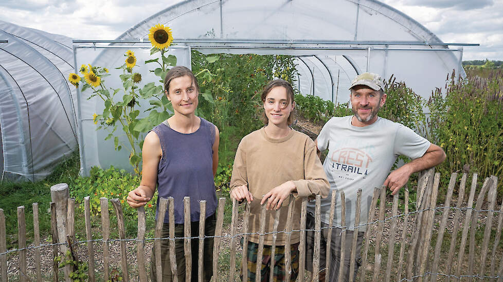 Howard Koster, Claudi Rudorf en Eline Wielemaker (van rechts naar links) bouwen een boerenbedrijf op.
