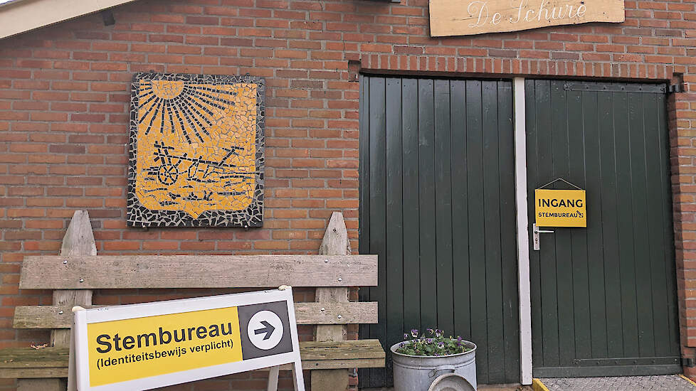 In de Gelderse plaats Zelhem mogen inwoners van de gemeente Bronckhorst stemmen op een bijzondere locatie: in de stal van de voormalige boerderij Smedekinck, inmiddels een museum.