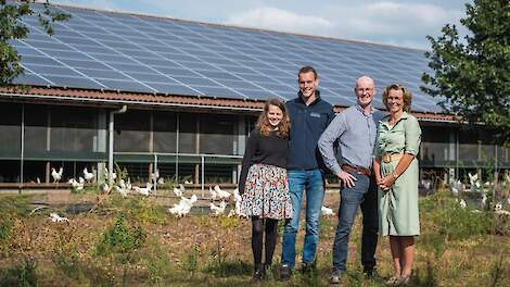 Nelleke, Allard, Jan en Klarien in de uitloop van hun grootste stal, waar plek is voor 12.000 biologische leghennen.