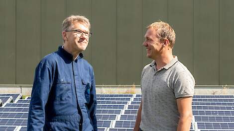 Vleeskuikenhouder Erik Weel (links). "Onze vleeskuikenspecialist Hendrik Veldema (rechts) houdt ons scherp."