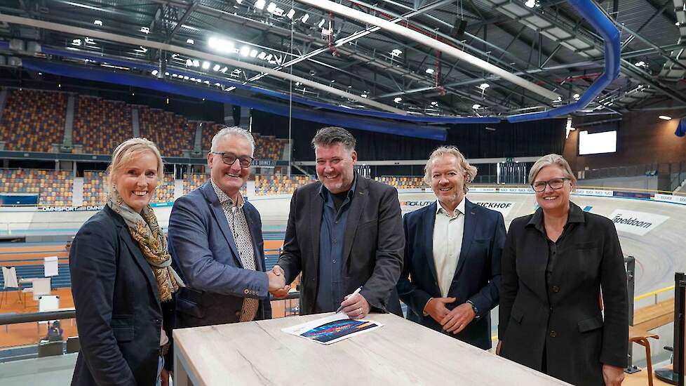 Tekenmoment voor aftrap van de Biobeurs 2026. V.l.n.r. Paulien Hoftijzer (Bionext), Jan Groen (Bionext), Frank Duller (ConExpo), Arno de Leijer (Conexpo) en Heidi Smale (Omnisport).