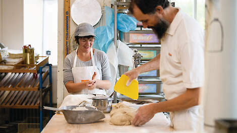 Walter Euskirchen (rechts) bereidt unieke producten samen met een hulpbakker