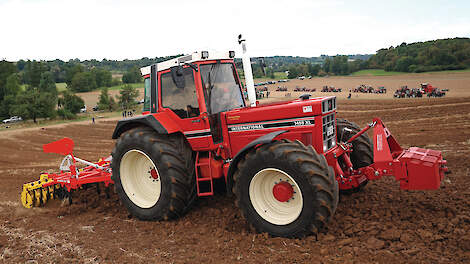 De International 1455 is de zwaarste trekker die in Neuss werd gebouwd. De XL-versie kwam in 1981 op de markt, twee jaar nadat de 1455 op de markt was gekomen. Beide modellen hebben 1.445 pk, uit een zescilinder motor. De trekkers maken deel uit van de D-