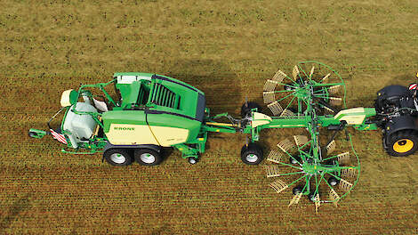 Je spaart een werkgang uit met de combinatie van rondebalenpers en rotorhark. Dit is vooral bedoeld voor de veehouders die zelf willen persen.