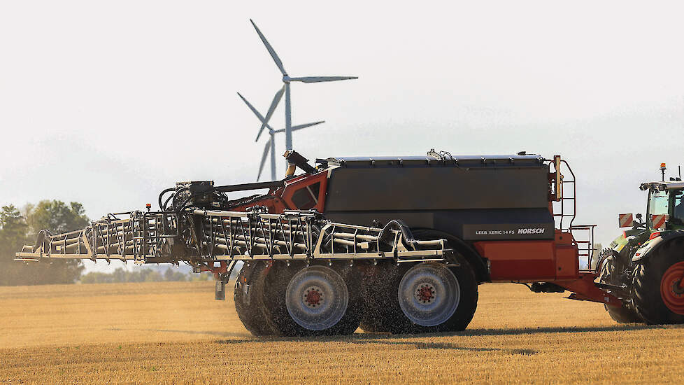 De Xeric pneumatische kunstmeststrooier stond twee jaar geleden als studiemodel op de Agritechnica. Er is twee jaar flink getest en nu gaat de machine in serieproductie. Er komt nu ook een derde werkbreedte bij. Naast 36 en 48 meter is dat ook 39 meter. D