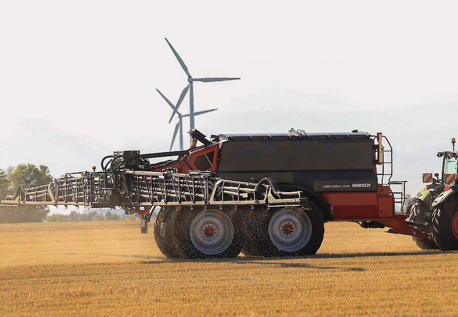 De Xeric pneumatische kunstmeststrooier stond twee jaar geleden als studiemodel op de Agritechnica. Er is twee jaar flink getest en nu gaat de machine in serieproductie. Er komt nu ook een derde werkbreedte bij. Naast 36 en 48 meter is dat ook 39 meter. D