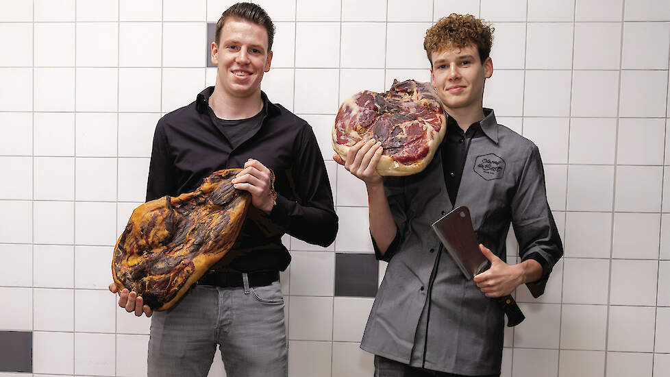 Waar Toine Schepers zich richt op de varkenshouderij, ziet Romain zijn toekomst in de slagerij.