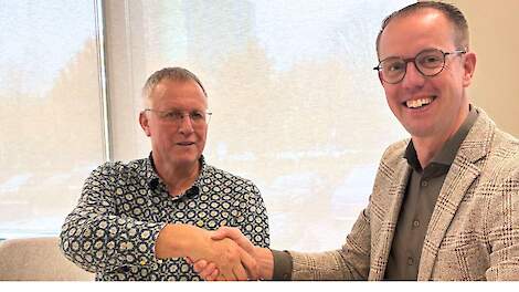 Eigenaar van Huub van Santvoort Beukelaar Diervoeders schudt Koen Brinkman, directeur varkens en pluimvee Nederland bij ForFarmers, de hand na de overname van zijn bedrijf.