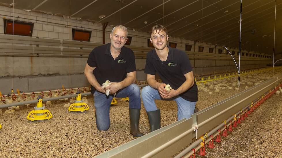 Jens Vissers (rechts) werkt thuis al drieënhalf jaar volop mee, regelt al veel zaken zelf en neemt het stokje in de toekomst over van zijn vader Mathij (links op de foto).