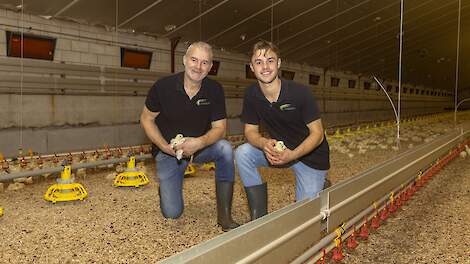 Jens Vissers (rechts) werkt thuis al drieënhalf jaar volop mee, regelt al veel zaken zelf en neemt het stokje in de toekomst over van zijn vader Mathij (links op de foto).