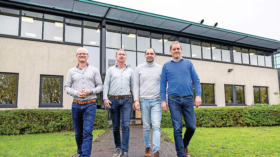 V.l.n.r. Gerrit Morren, Alwin Janssen, Patrick Ketels en Jos Eringfeld voor het nieuwe kantoor en distributiecentrum in Zevenaar.