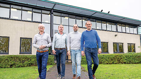 V.l.n.r. Gerrit Morren, Alwin Janssen, Patrick Ketels en Jos Eringfeld voor het nieuwe kantoor en distributiecentrum in Zevenaar.