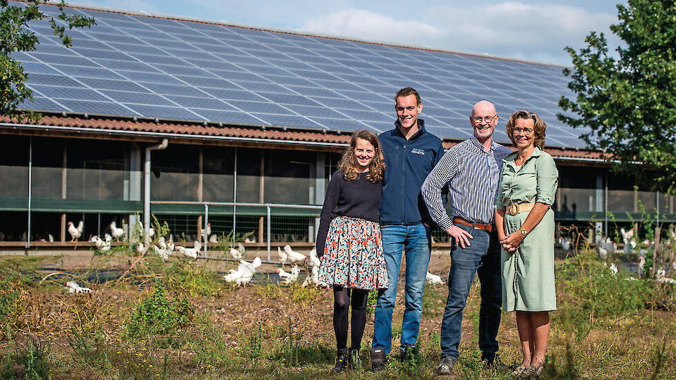 Terwijl veel pluimveehouders de afgelopen jaren omschakelden naar vrije-uitloophennen, blijft de familie Vlastuin biologisch.