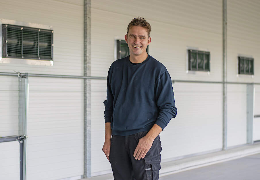 Henri Busz: „Ik wilde graag nieuw bouwen omdat het nog kan. Straks is dit wellicht niet meer mogelijk als er landelijk of provinciaal een andere wind gaat waaien." Hij is positief over de vooruitzichten met ster-kuikens.
