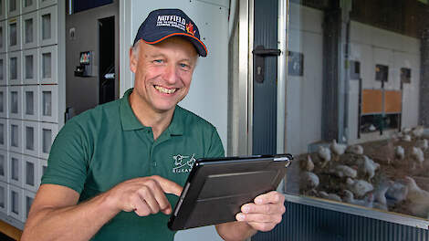 Robert Nijkamp ent zijn kuikens al bijna tien jaar tegen coccidiose. Hij deelde zijn ervaringen hiermee tijdens de thema-avond Diergezondheid.