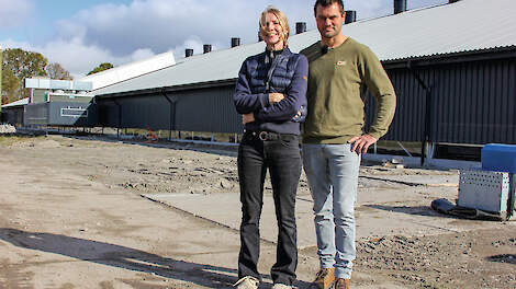 Dirk en zijn vrouw Minke van Os zijn erg blij met hun nieuwe vrije-uitloopstal, die na een vergunningstraject van acht jaar eindelijk gerealiseerd is.