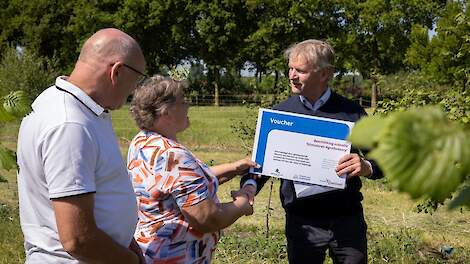Gedeputeerde Von Martels reikt beschikking uit aan Eetbaar Erf van der Veen voor de stimuleringsregeling agroforestry.