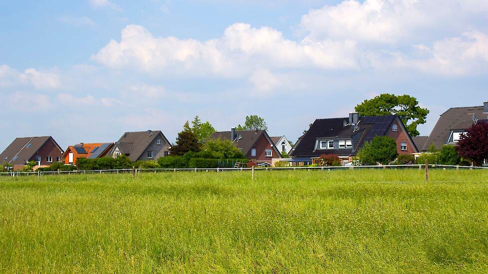 Weiland aan rand dorp