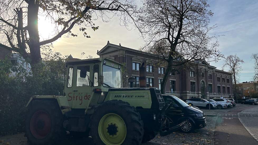 Een trekker die geparkeerd stond bij de rechtbank in Zutphen.