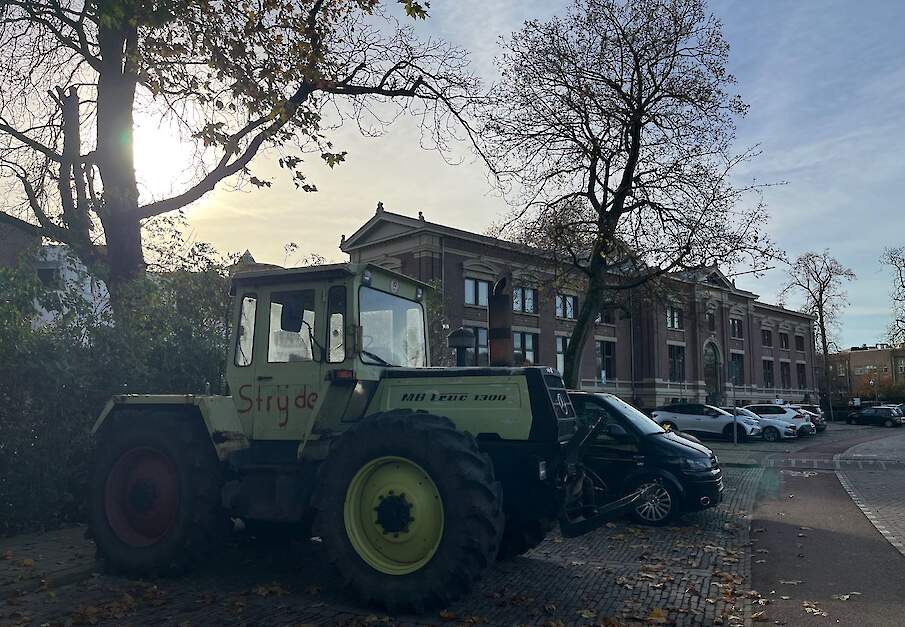 Een trekker die geparkeerd stond bij de rechtbank in Zutphen.
