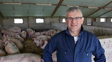 Peter van Leeuwen uit Buren (Gld.) is biologisch varkenshouder. Hij noemt de arbeidsvreugde een belangrijk pluspunt van de biologische houderij. „Ik weet niet hoe het is om gangbaar te werken, maar hier werk ik in relatief open stallen met veel licht, fri