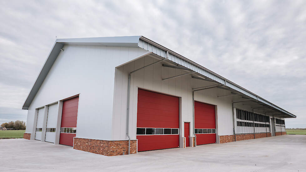 Tsjerk Oosterhof bouwde deze bijzondere tochtschuur van 30 bij 70 meter, met plaats voor 3.000 kisten.