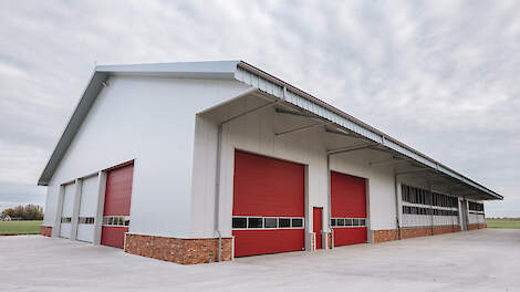 Tsjerk Oosterhof bouwde deze bijzondere tochtschuur van 30 bij 70 meter, met plaats voor 3.000 kisten.