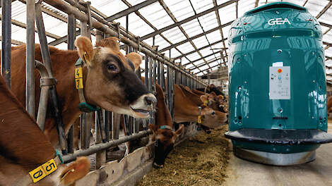 Gijs Winters is onder de indruk van de mengkwaliteit van het automatisch voersysteem.