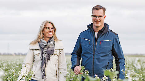 Jaap en Christien Dun stapten deels over op biologisch, experimenteren met strokenteelt, geven rondleidingen en zijn geïnteresseerd in de kruidenteelt.